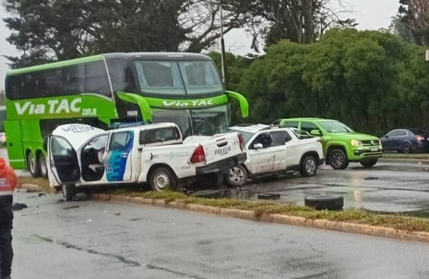 Una persona con problemas psiquiátricos robó un patrullero y generó un choque múltiple