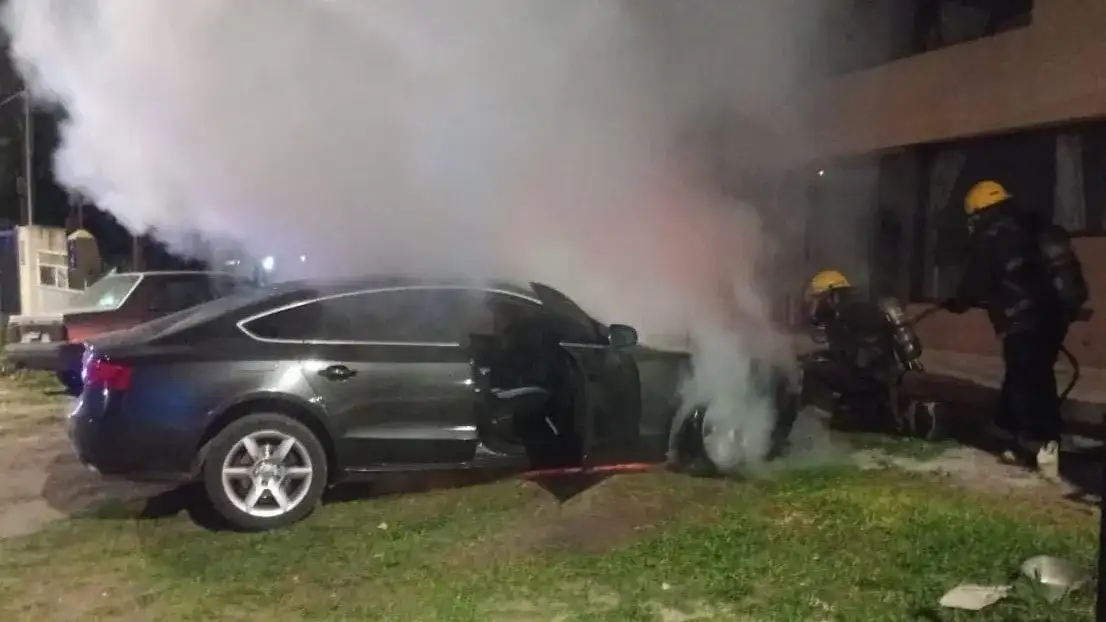 Un auto se incendió en Camino de la Costa