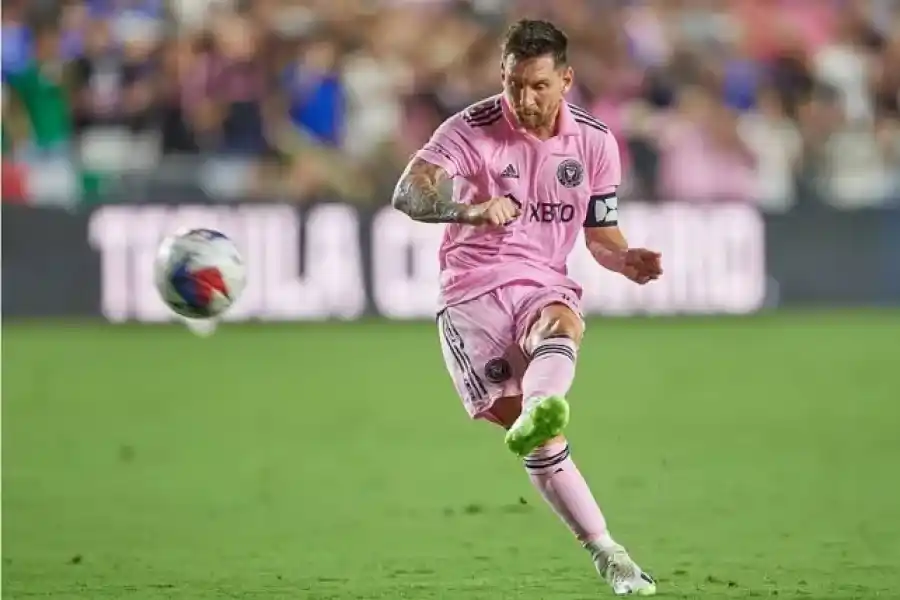 Messi está a dos goles de ser el argentino más eficaz en tiros libres