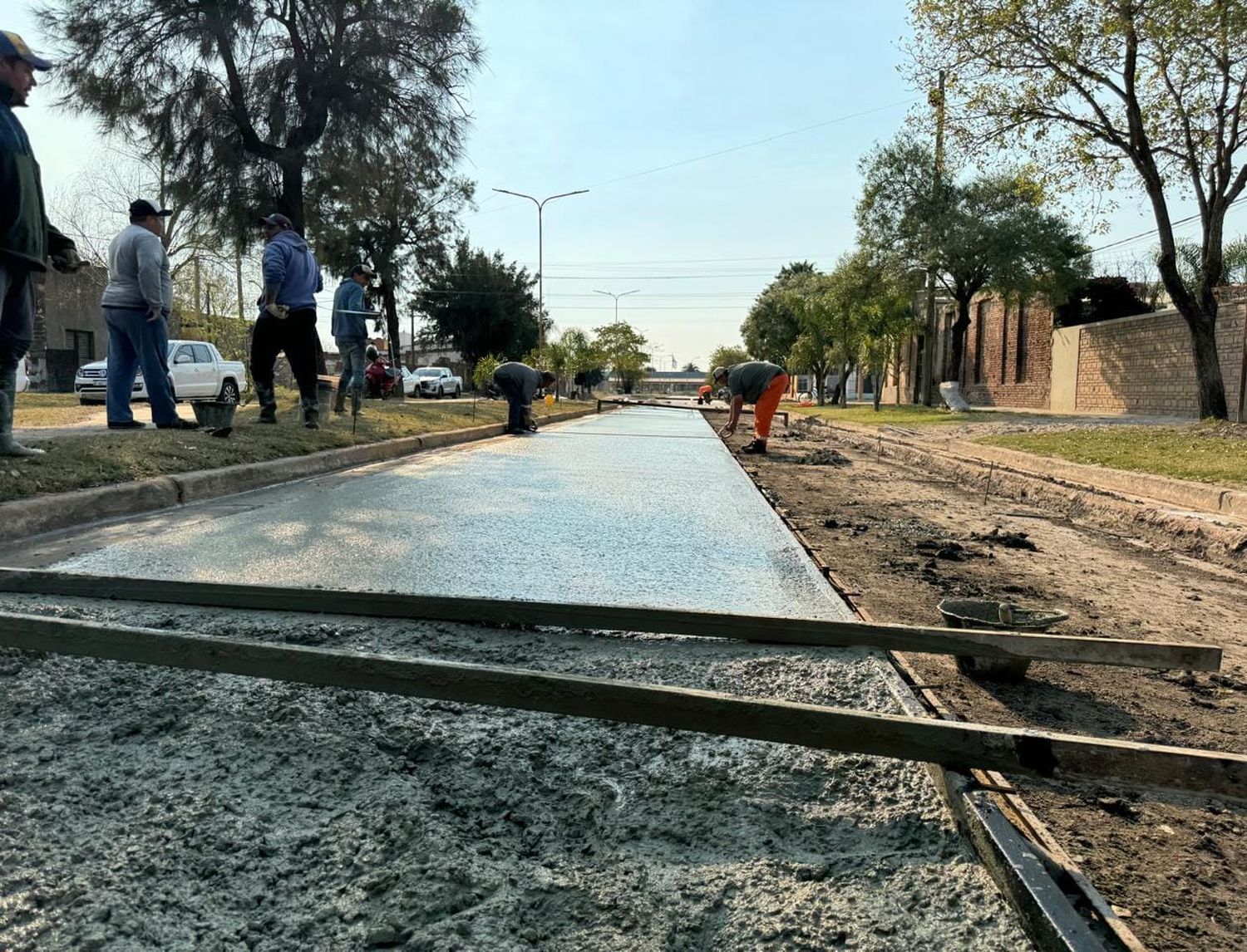 Las cuadrillas trabajan en la pavimentación de una calle.