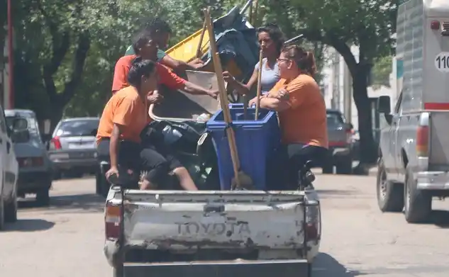 Camioneta municipal, en infracción por llevar personas en la caja