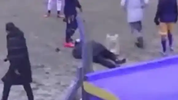 Impactante video: un grupo de hinchas dejó nocaut a Luis Ventura luego de invadir el terreno de juego