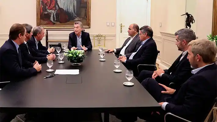 Macri recibió a gobernadores peronistas por las tarifas y acuerdo con el FMI