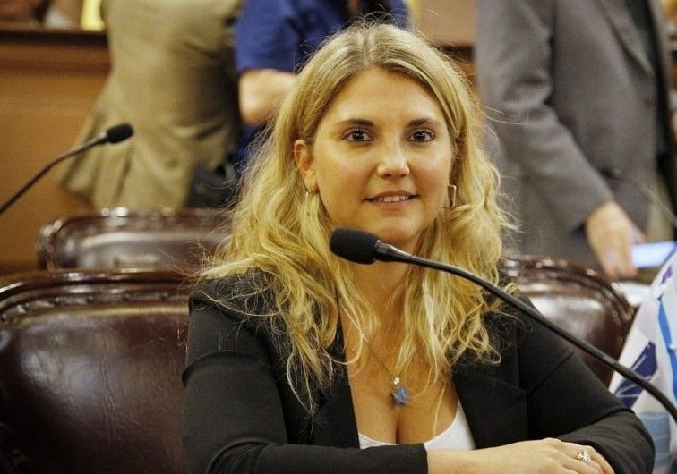 Cora es una joven referente de la agrupación La Cámpora, y militante desde su juventud en el kirchnerismo.