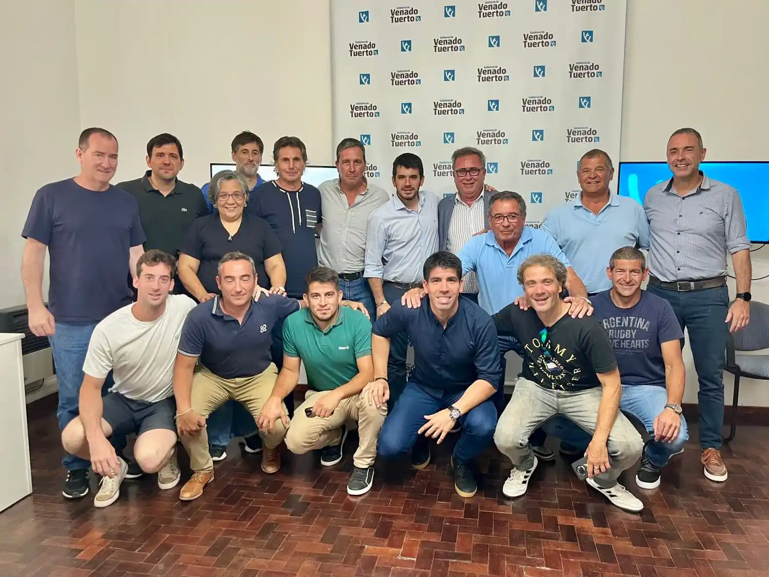 El intendente Leonel Chiarella e integrantes de su gabinete, posaron con dirigentes y referentes de la paleta del Jockey Club.