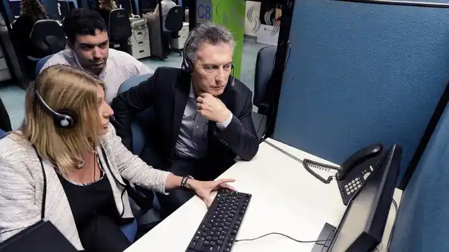 Macri visitó por sorpresa un call center del Anses