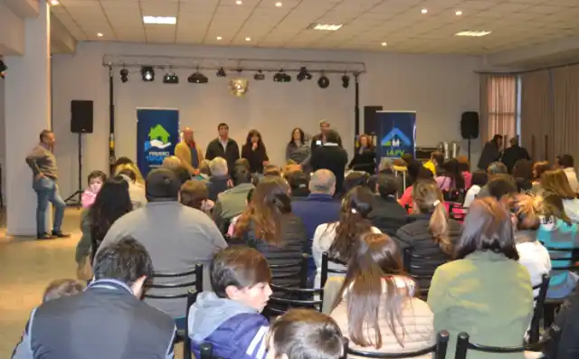 Se entregaron escrituras de viviendas del Iapv en Bomberos Voluntarios 