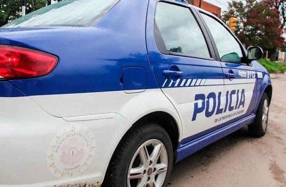 Una mujer fue baleada en la cabeza por motochoros durante un asalto