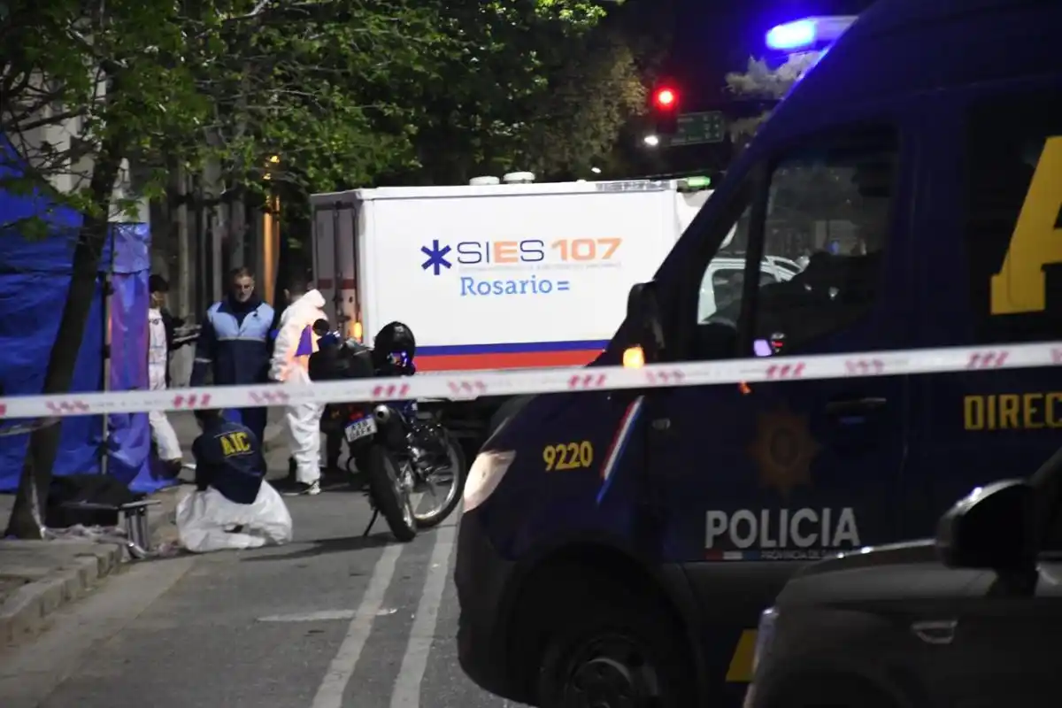 Ivana, vestida con una camiseta de Rosario Central, se encontraba en una motocicleta junto a su pareja. Foto: Marcelo Manera