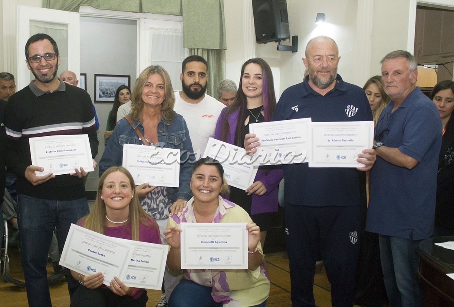 Contentos. Posan con sus diplomas representantes de varias entidades