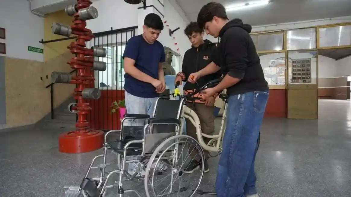 Una escuela técnica de Santa Fe creó una bici inclusiva para mejorar la movilidad de personas con discapacidad