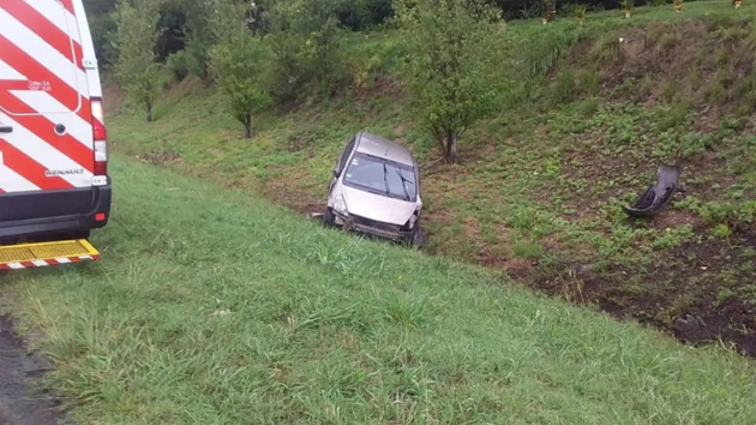El Honda Fit terminó sobre la cuneta exterior de la autopista. Su conductor resultó ileso: