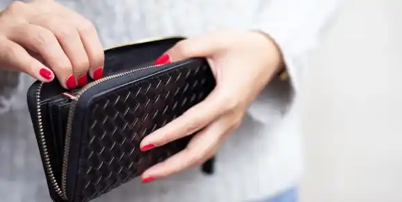 Una hoja que protege: la tradición de llevar ruda en la billetera