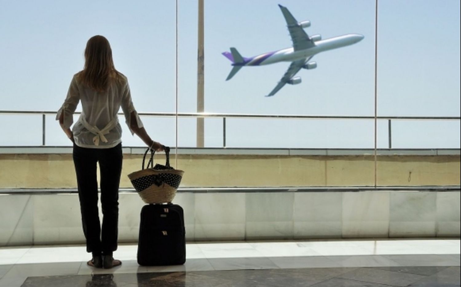 Ante los rumores de la implementación de un "dólar turista" o impuesto a pasajes al exterior, explotaron las consultas por viajes