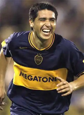 Riquelme volvió a entrenar ante una multitud