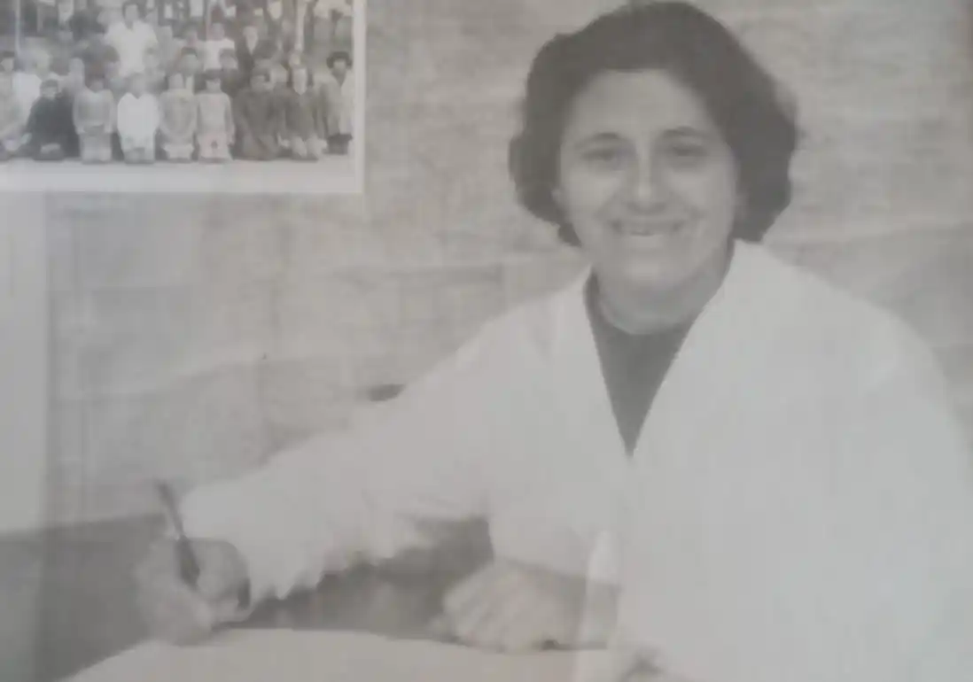 “Acá, también murió una reina. Su nombre, JULIA ELSA MEO DE BELLO, Ex directora
de la Escuela N° 22