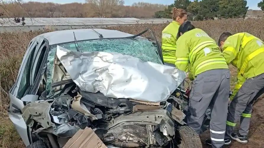 La conductora del Renault Clío quedó atrapada
