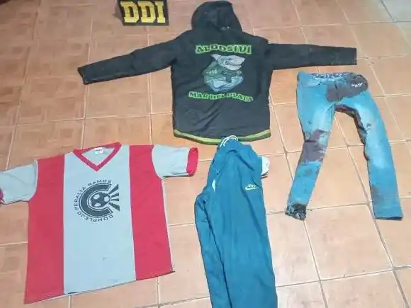 Con la orden de detención, la policía los busca intensamente.