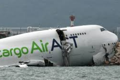 Caos en Hong Kong: un avión chocó contra un choque de servicio mientras aterrizaba y terminó cayendo al mar
