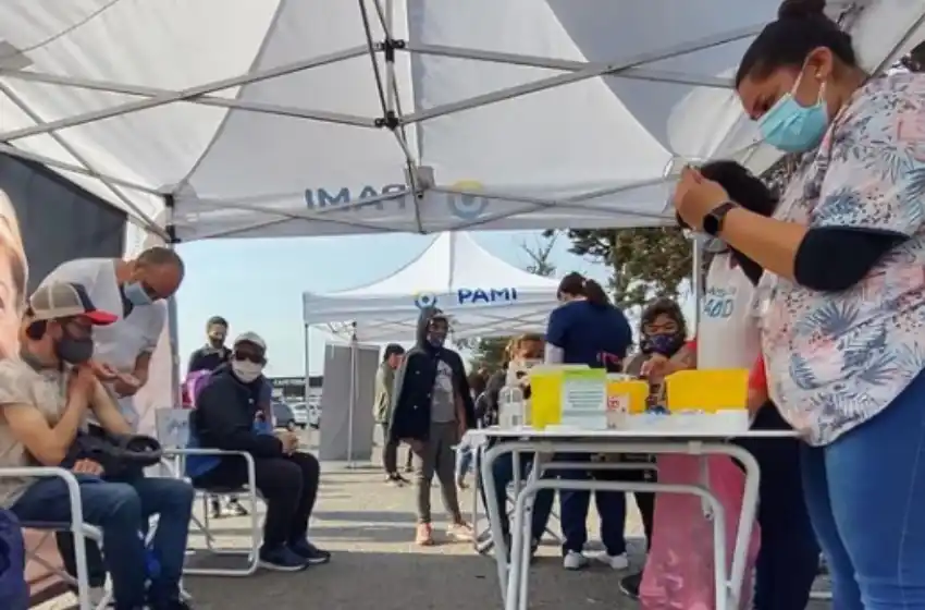 Vacunación itinerante: aplicaron 600 dosis en un día en el predio del HIGA