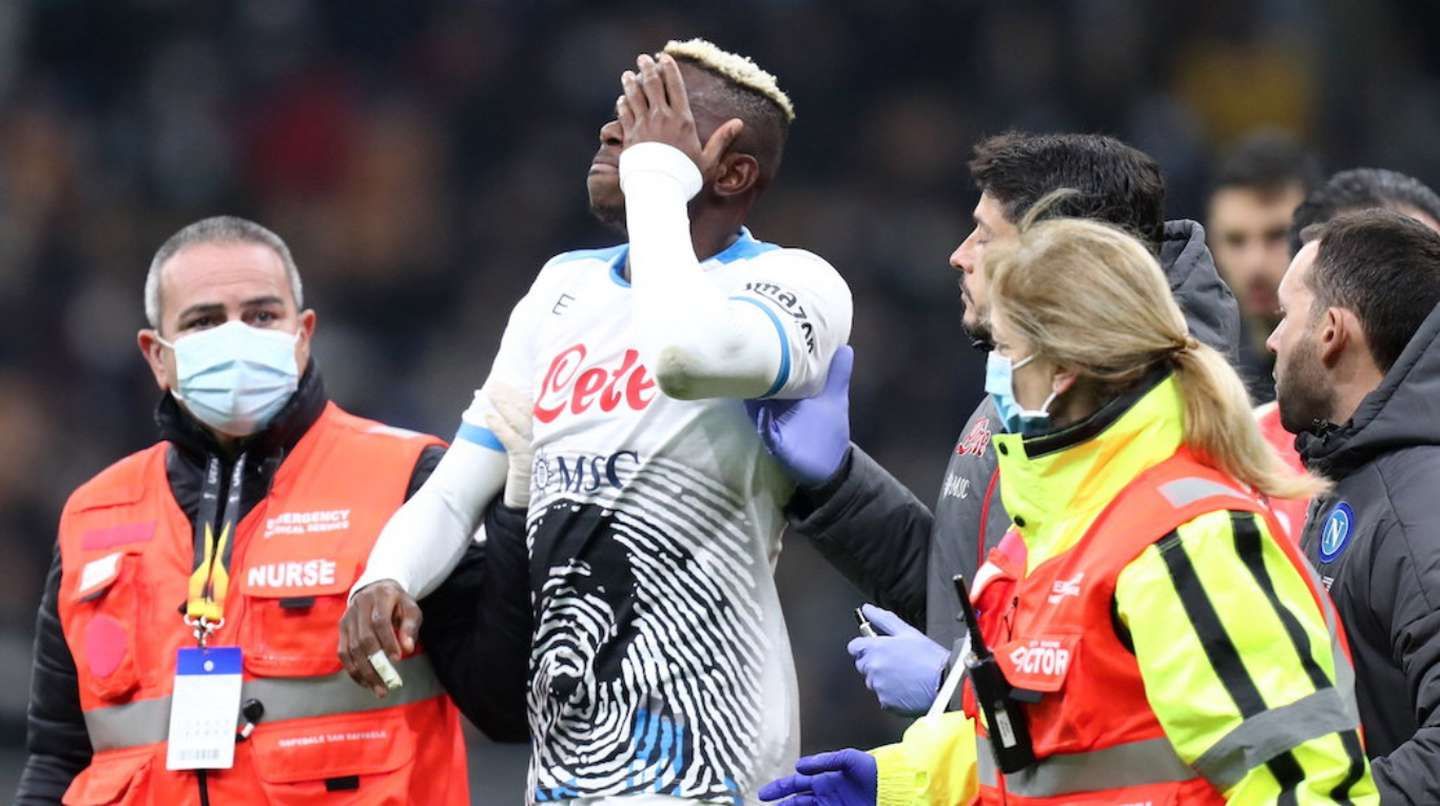 A un jugador del Napoli se le salió un ojo en un partido