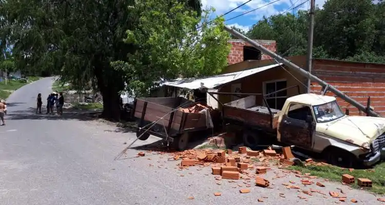 Camioneta con acoplado cayó en la Bajada de Chaves: estaba estacionada, rodó y terminó contra una casa