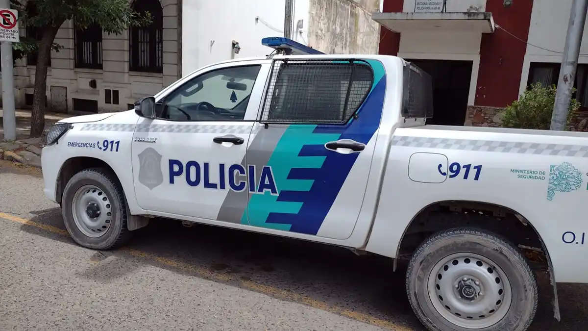 Un patrullero. Del Comando terminó con daños materiales, al igual que la moto