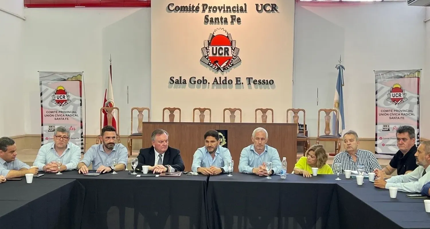 Pullaro en la sede del Comité Radical con representantes de todos los partidos que integran Unidos para Cambiar Santa Fe.