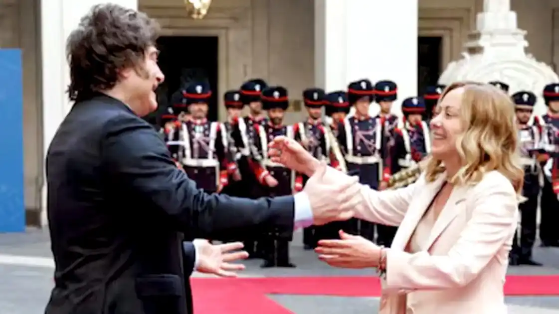 El presidente Javier Milei, junto a su par italiana Giorgia Meloni