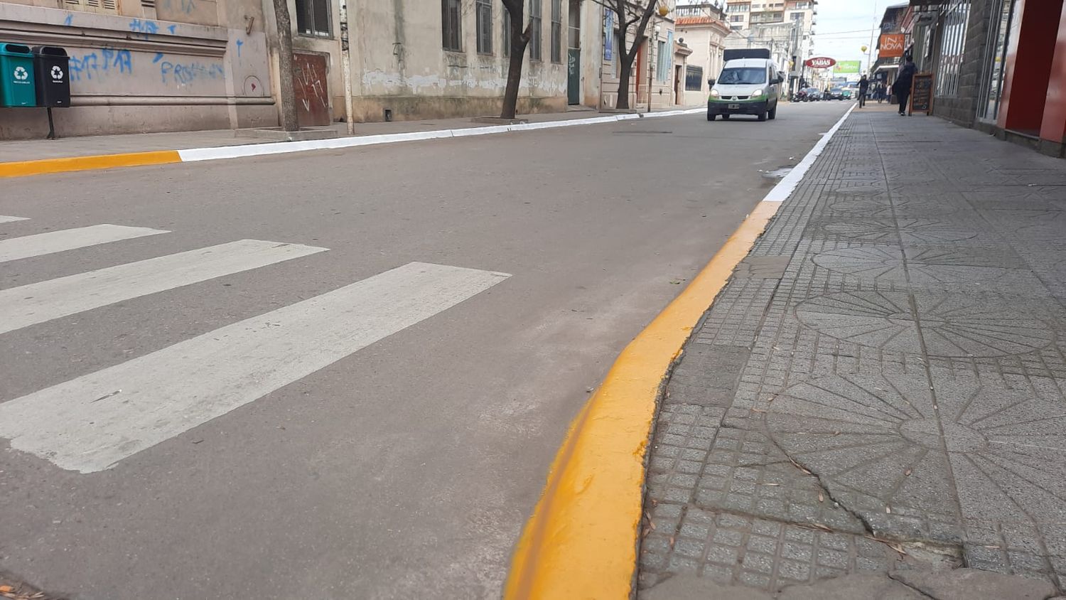 Los cordones, pintados a ambos lados de la calle.