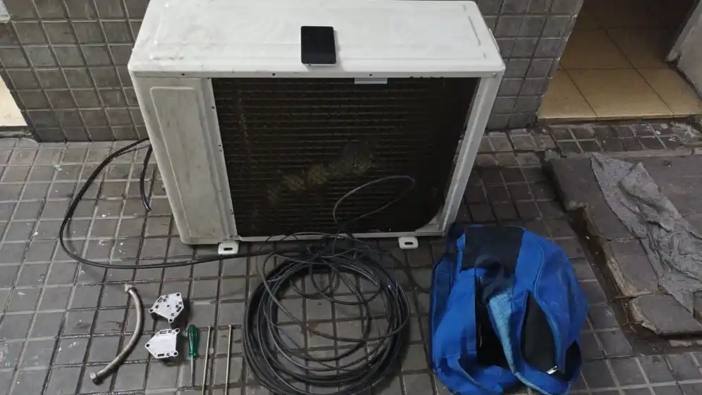 Fueron detenidos tras robar cables y un aire acondicionado en la zona oeste