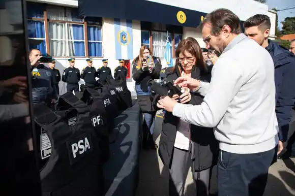 Bullrich encabezó la entrega de chalecos antibalas para las Fuerzas Federales y el Servicio Penitenciario Federal