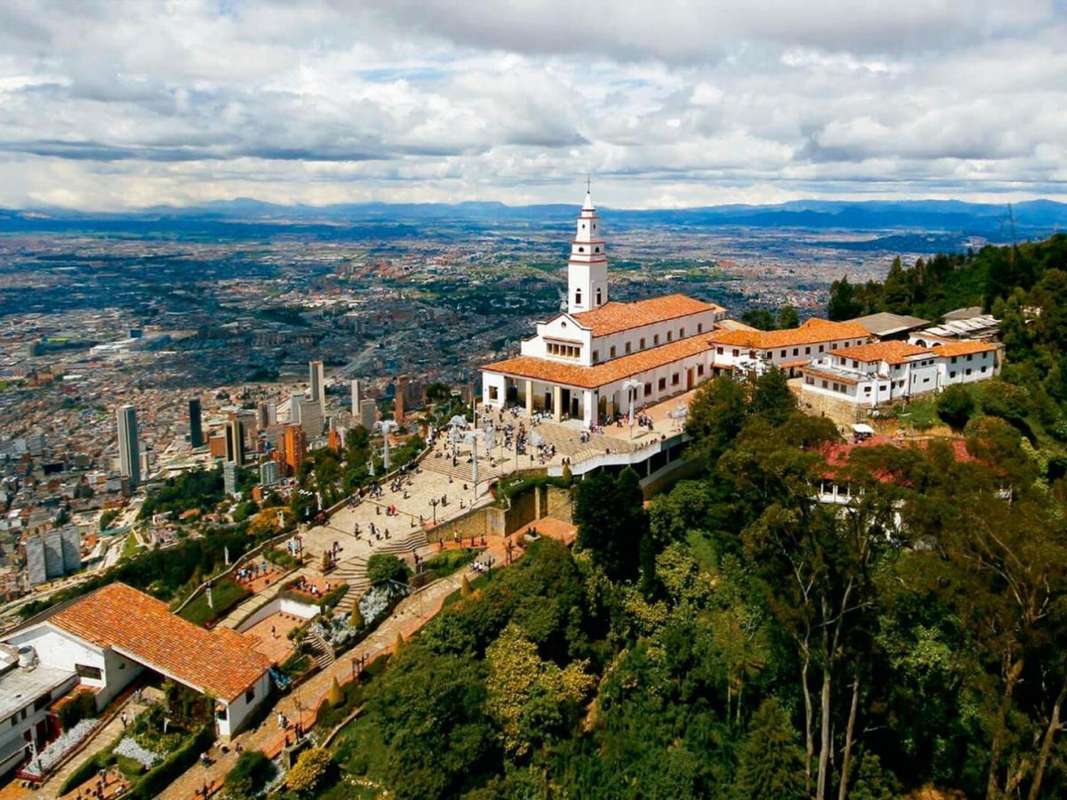 ¡ATRACADOS! Deportistas son despojados de todo en el cerro Monserrate de Bogotá