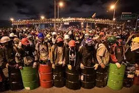 PROTESTAS EN COLOMBIA: en el día son pacíficas  y en las noches de TERROR
