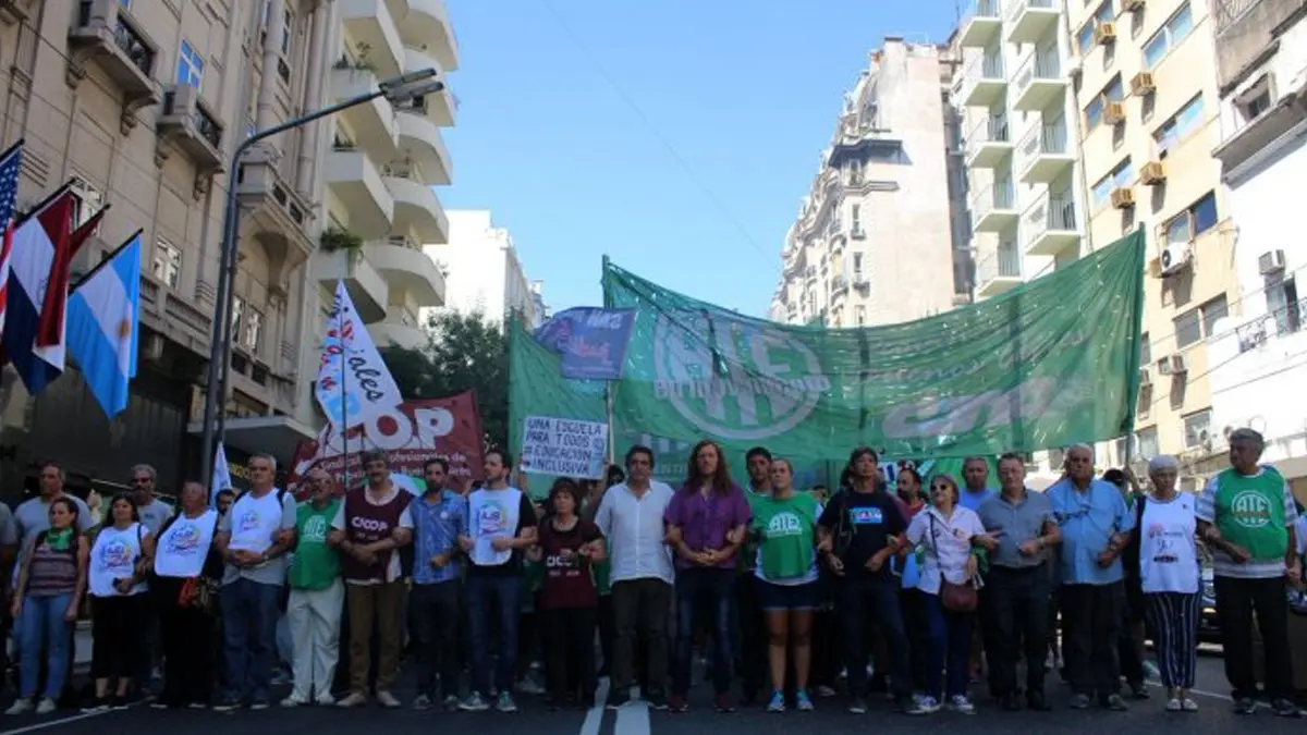 Gremios y movimientos sociales marchan en “defensa del trabajo”