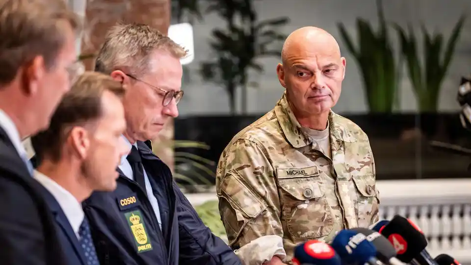 El ministro de Defensa de Dinamarca, Troels Lund Poulsen; el ministro de Justicia, Peter Hummelgaard; el jefe de la Policía, Thorkild Fogde; y el jefe de las Fuerzas Armadas, Michael Hyldgaard, ofrecieron una conferencia de prensa en el Ministerio de Defensa en Copenhague, Dinamarca, el 25 de septiembre de 2025.