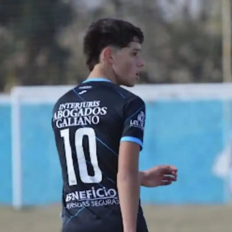 El joven de 20 años, identificado como Sebastián Traverso y oriundo de Castelli, era un futbolista amateur que había pasado por las divisiones formativas de clubes como Estudiantes de La Plata, River Plate y Villa San Carlos, y era una figura destacada en torneos de la zona.