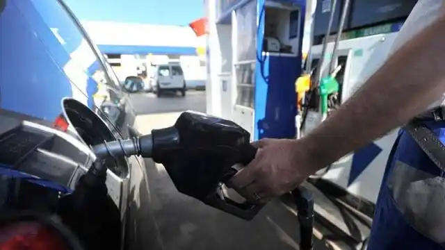 Empresarios justifican el posible cobro de un plus por litro de nafta