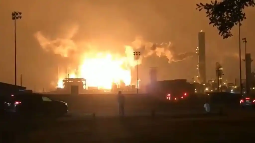 Explosión e incendio en una planta de productos químicos en Texas