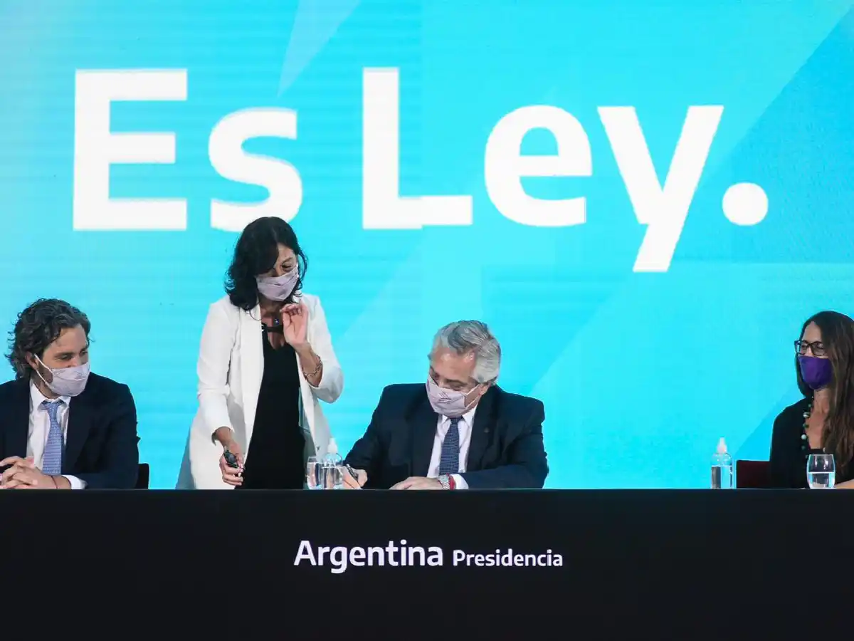 Fernández promulgó la ley del aborto y pidió una "educación sexual muy seria"