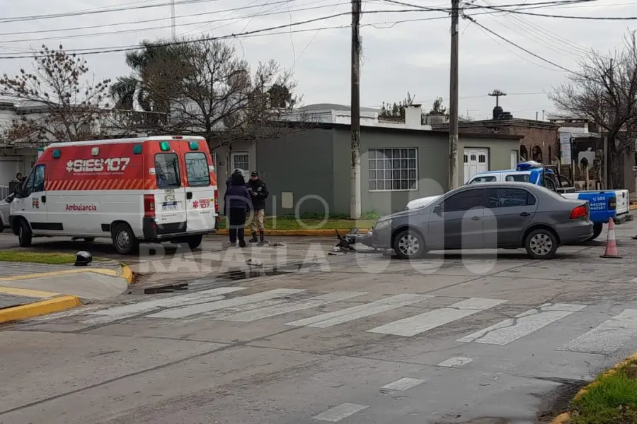 Chocó a una motocicleta en la que viajaba una pareja: una joven terminó con fuertes golpes