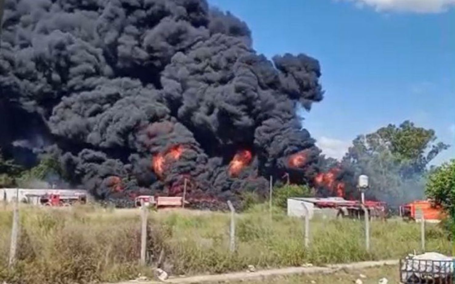 Siete dotaciones de bomberos están en el lugar.