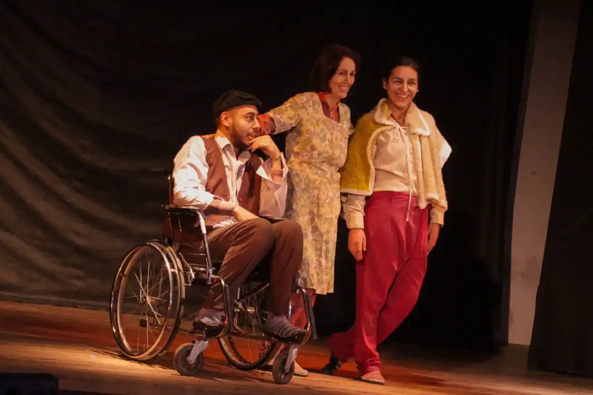 Con una obra de teatro, el Área de Adulto Mayor recorre las escuelas 