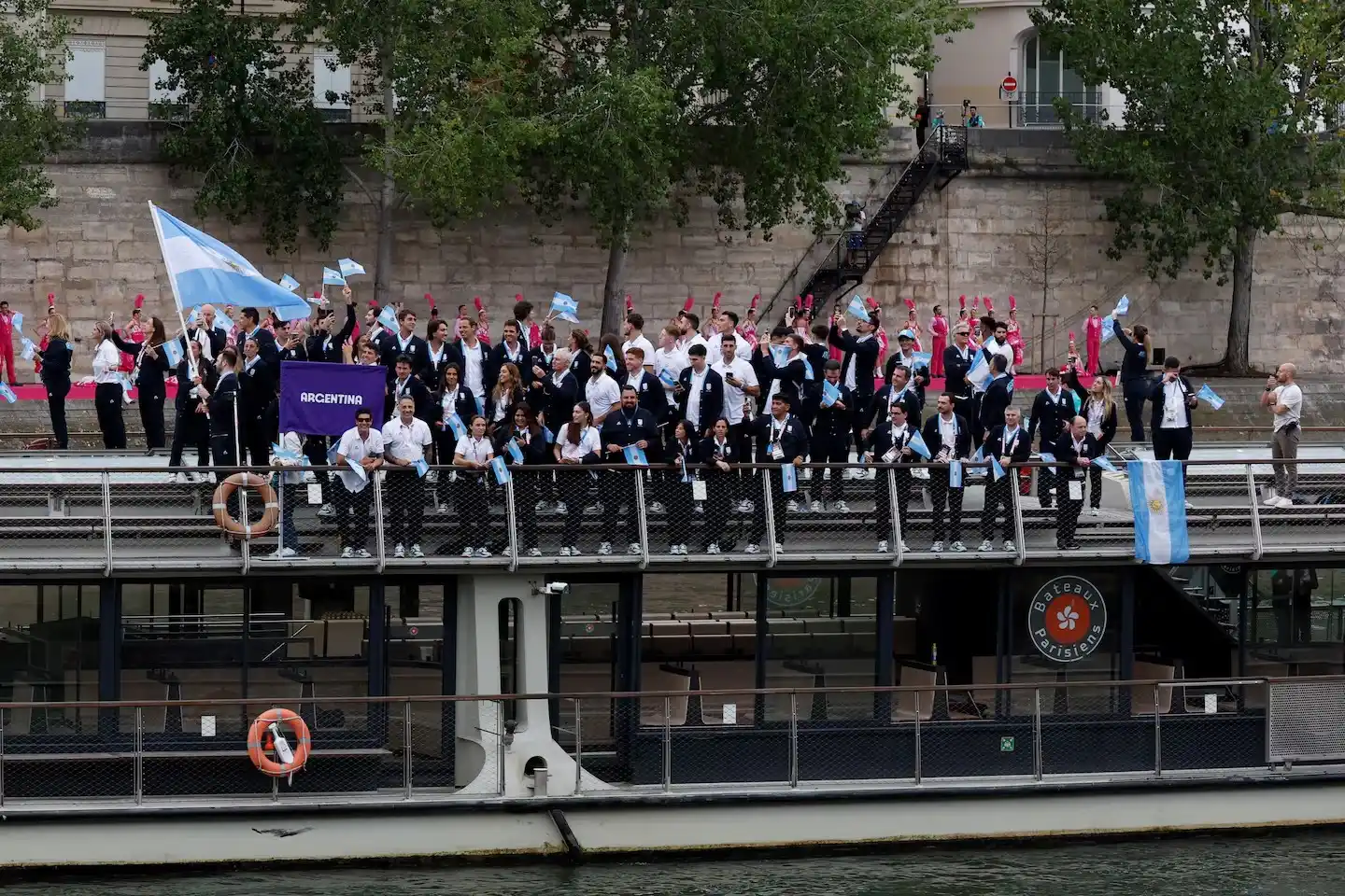 Los deportistas argentinos pasearon por el río Sena en una inauguración que lleva por los lugares más distintivos de París.