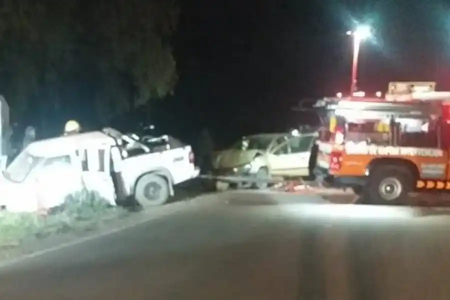 En medio de una peregrinación, chocaron dos autos y los ocupantes quedaron atrapados