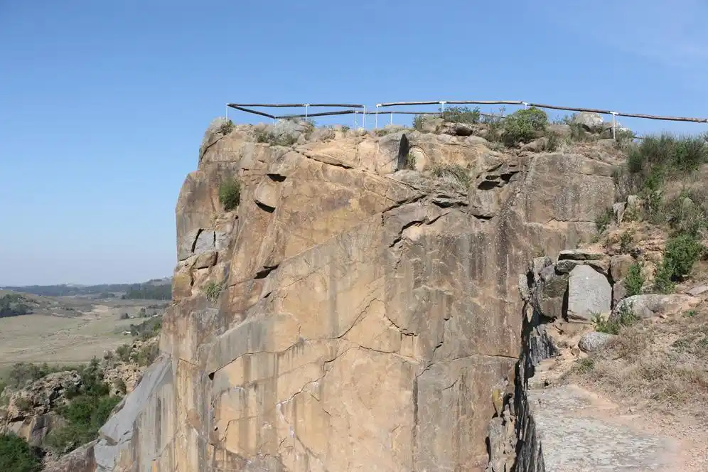 Sufrió graves heridas al caer al vacío cuando escalaba en el Picapedrero