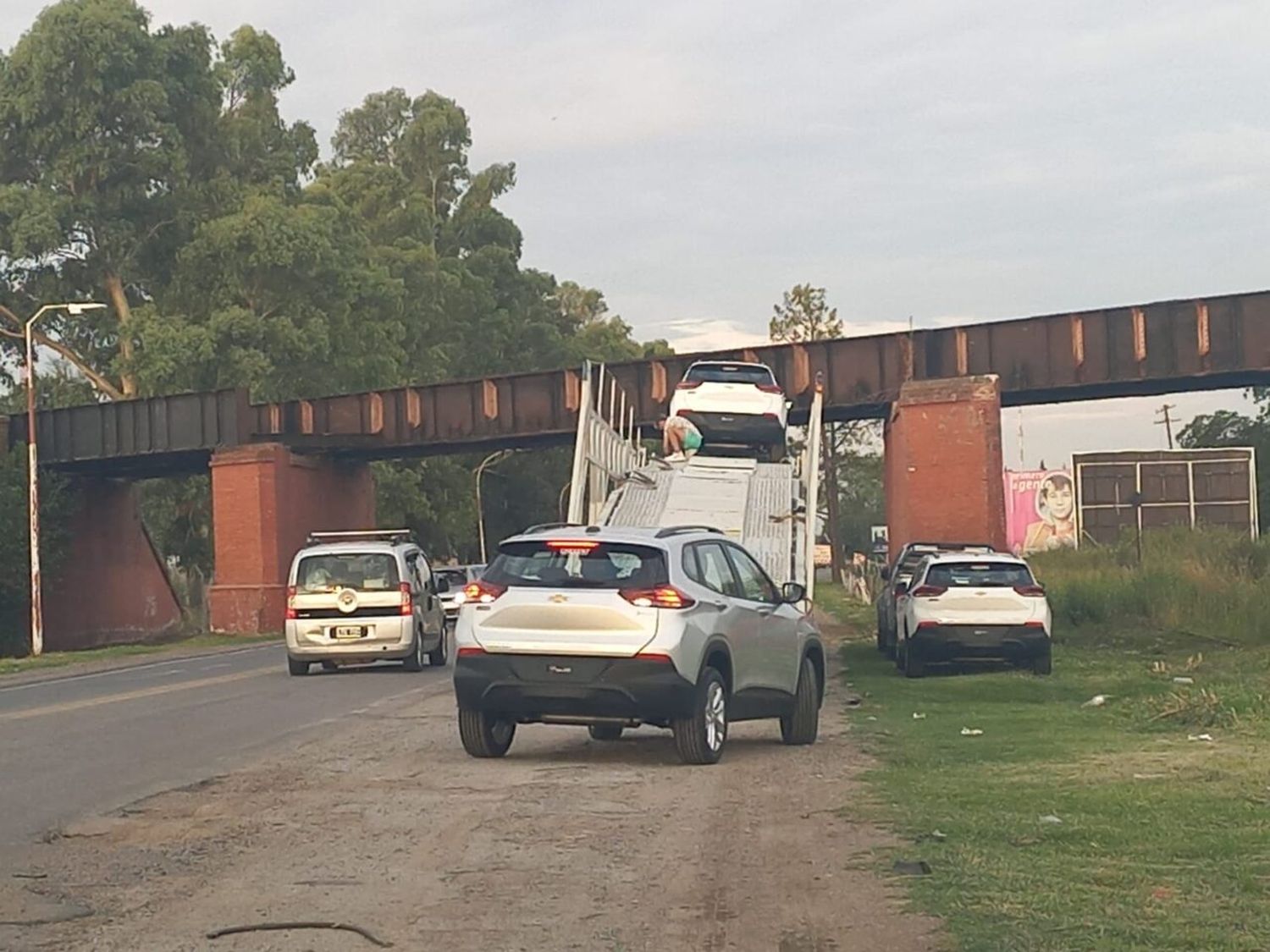 No pasaba debajo del puente y  tuvo que descargar todos los autos