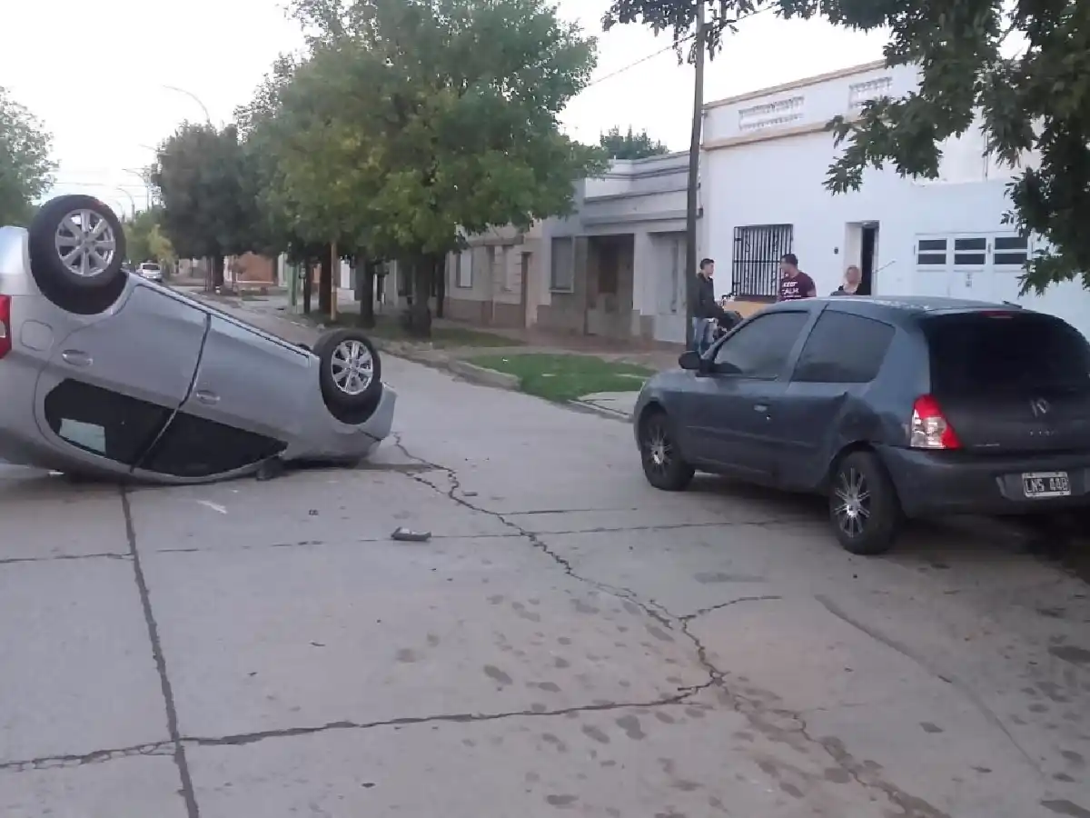 Vuelco con suerte en avenida Juan de Garay 