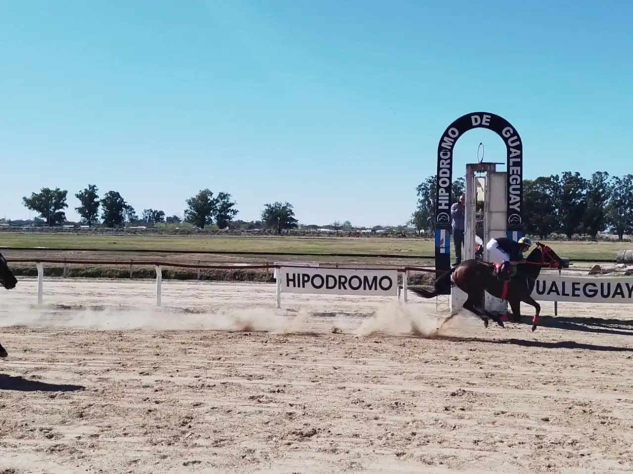 Gran jornada hípica en Gualeguay: 13 carreras y un hipódromo colmado