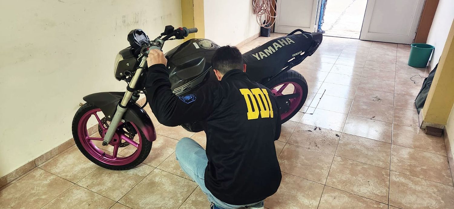 Secuestran moto robada y droga en allanamientos